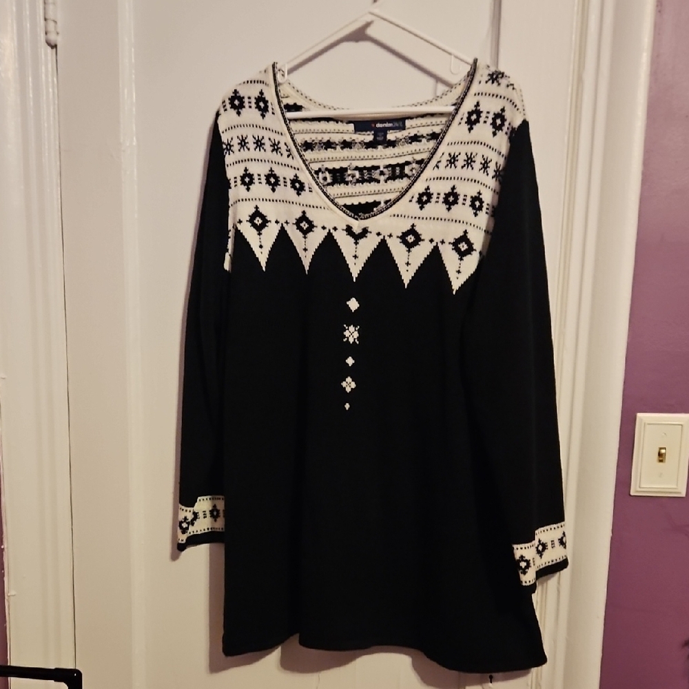 Denim 24/7  1x 22/24 Black and White Women's v neck sweater with chic pattern